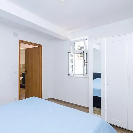 Lägenhet Paula - One Bedroom With Shared Terrace