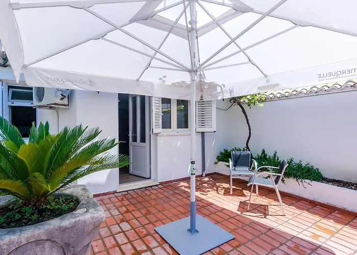 Lägenhet Paula - One Bedroom With Shared Terrace